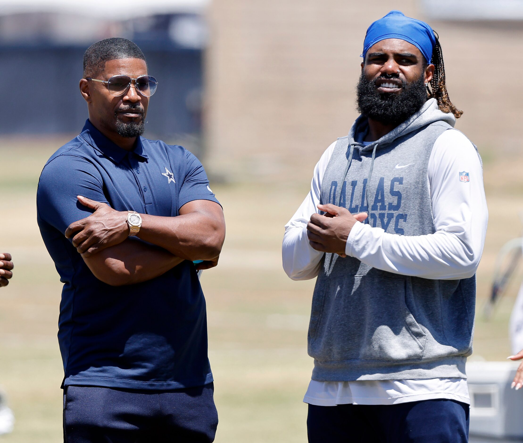 Dallas Cowboys running back Ezekiel Elliott (right) visits with actor and fan Jamie Foxx...