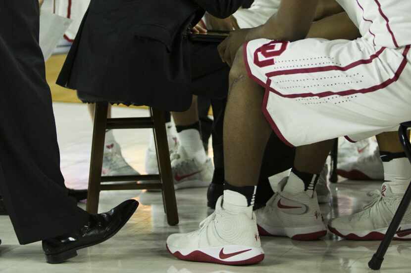 Oklahoma head coach Lon Kruger huddles his team turing a timeout during the first half of a...
