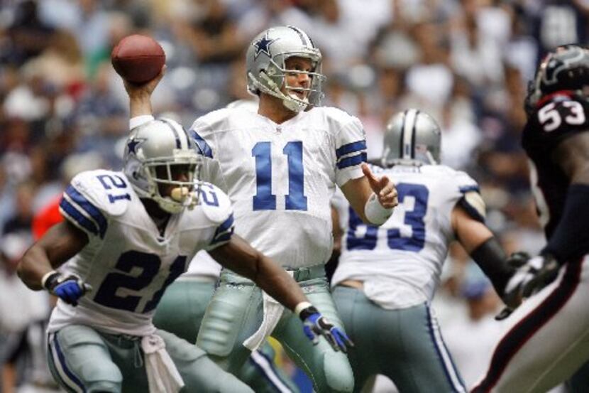 ORG XMIT: *S0418245097* Julius Jones drops back to help protect Drew Bledsoe during second...