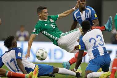 Héctor Moreno de México lucha por la pelota en el partido ante Honduras. AP
