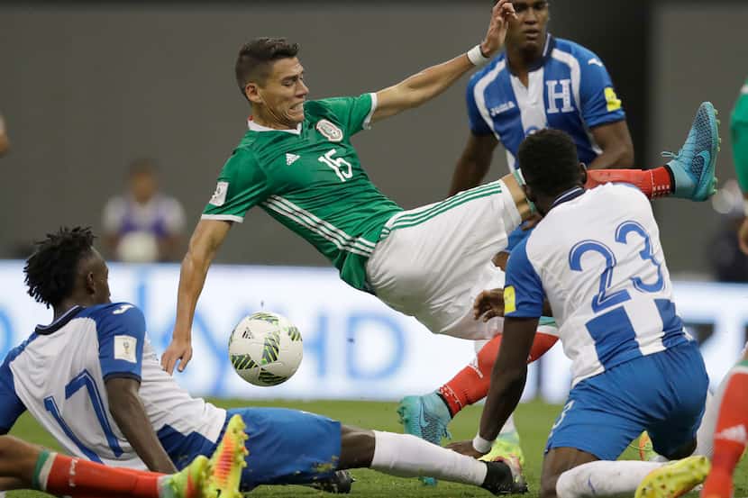 Héctor Moreno de México lucha por la pelota en el partido ante Honduras. AP
