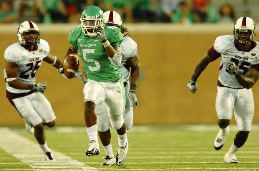 North Texas senior running back Lance Dunbar (5) breaks loose at midfield on the way to a...