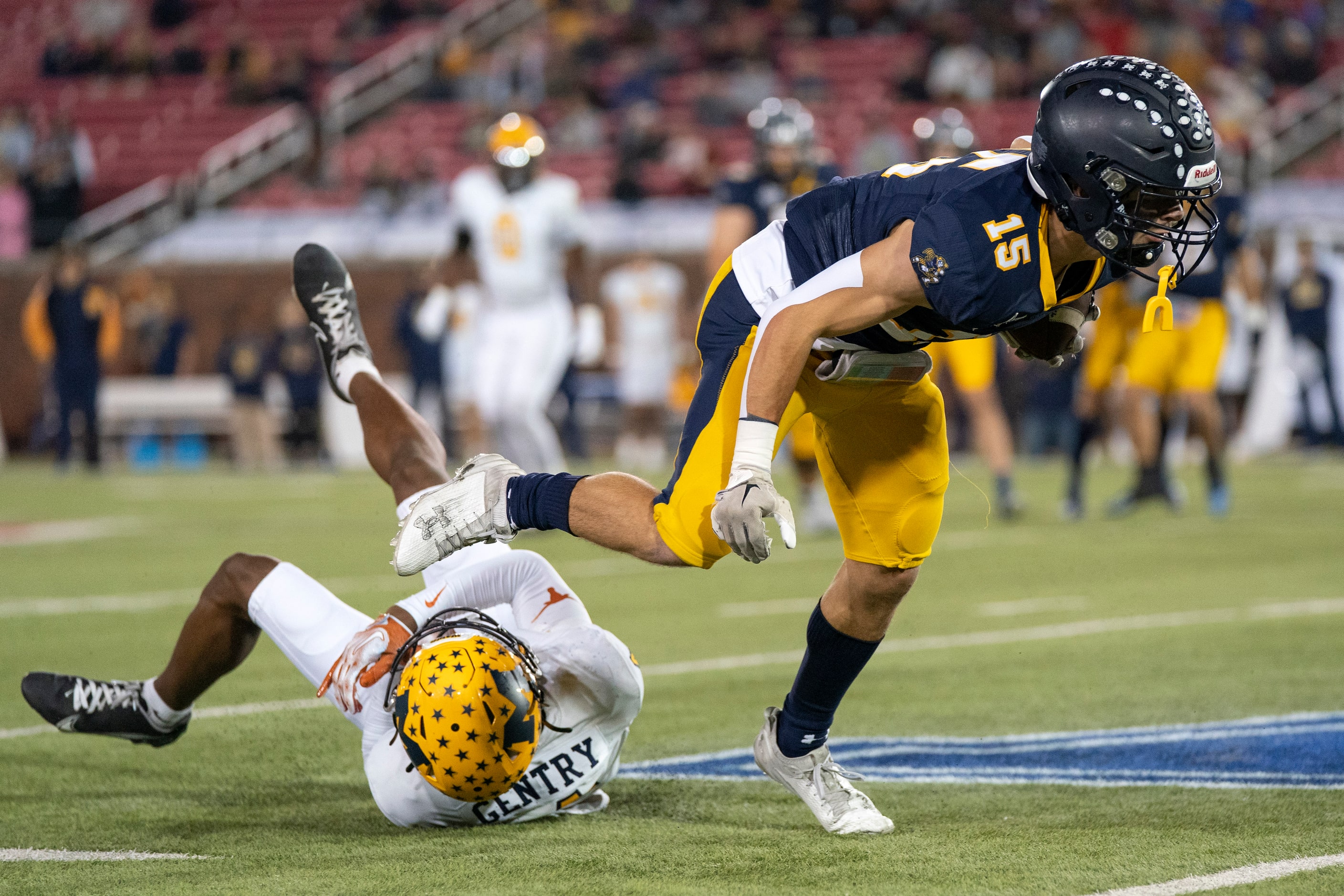 Highland Park junior wide receiver Bryce Laczkowski (15) breaks the tackle of McKinney...