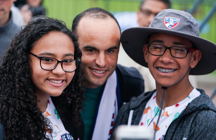 Landon Donovan poses with fans at the FC Dallas game against Colorado Rapids. (3-23-19)