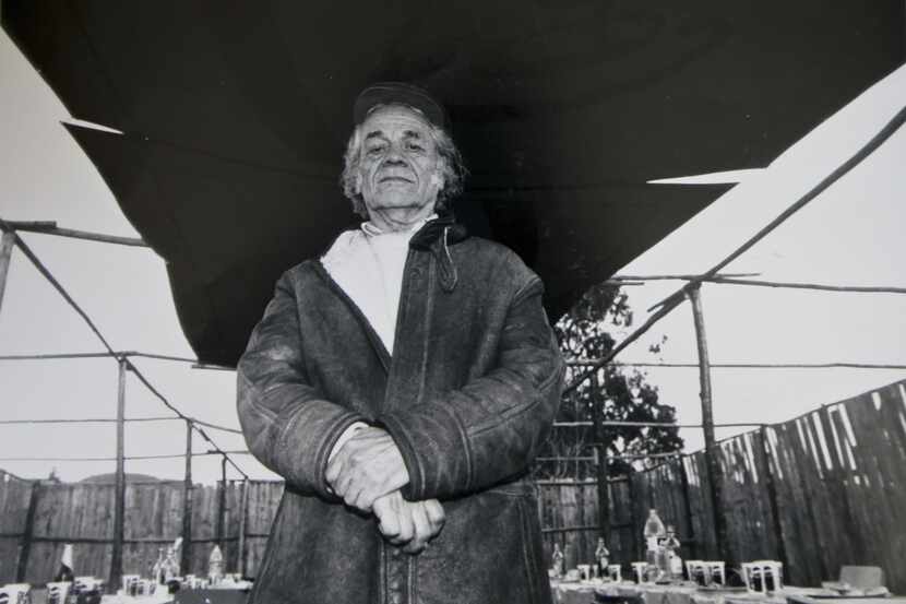 Nicanor Parra en una fotografía tomada en el 2001 Cartagena, Chile.(AP)
