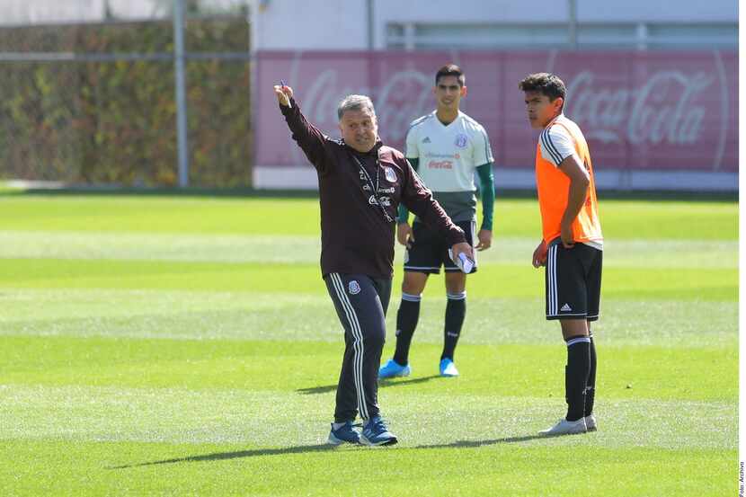 Gerardo "Tata" Martino convocó a varios futbolistas del Guadalajara para su próximo torneo...