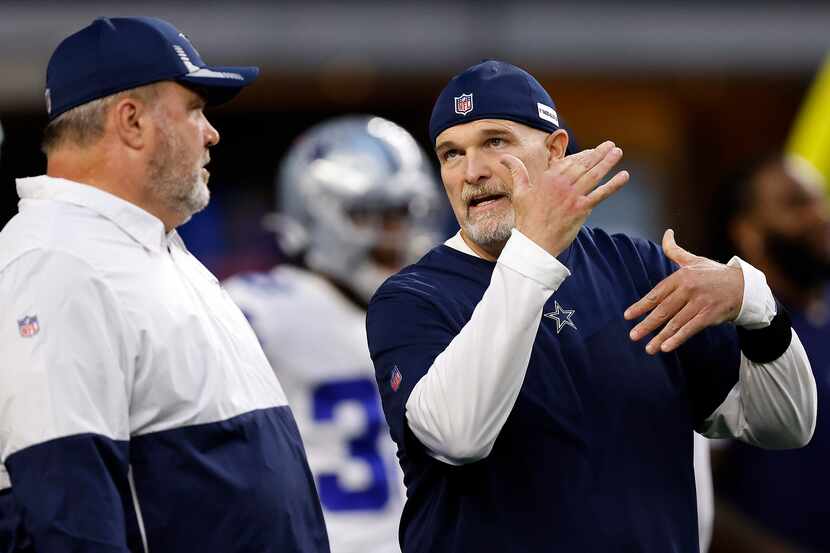 El coordinador defensivo de los Cowboys de Dallas, Dan Quinn (der) platica con el entrenador...