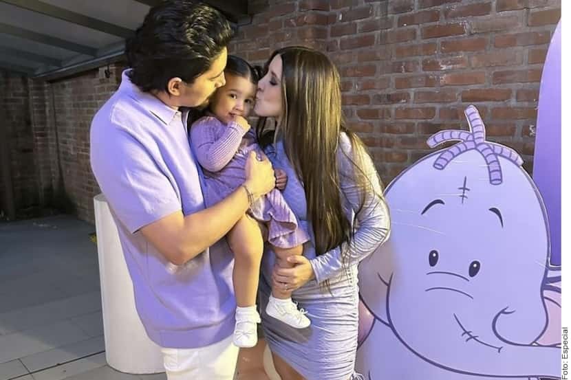 Alex Fernández y su esposa Alexia Hernández, junto a su primogénita, Mía, celebran el baby...