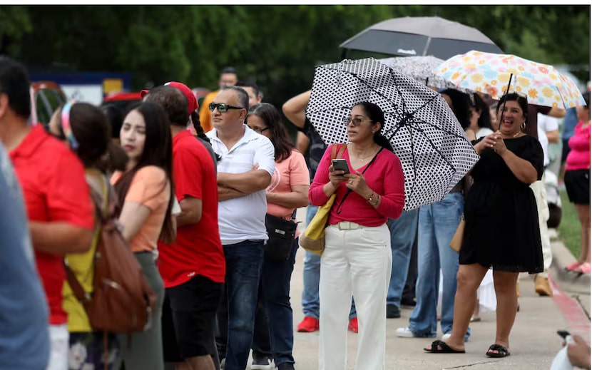 Electores en el consulado mexicano en Dallas, Texas, domingo 2 de junio de 2024. México está...