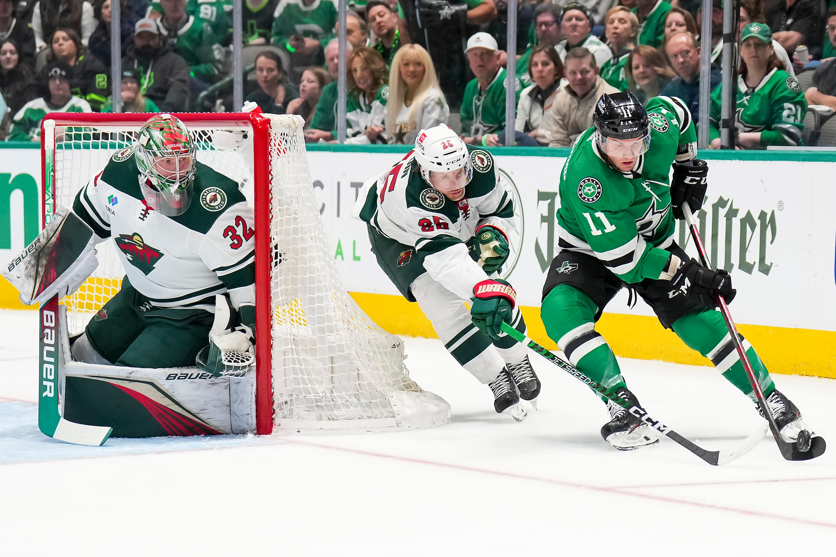 Dallas Stars center Luke Glendening (11) loses the puck as he tries to slip around the net...