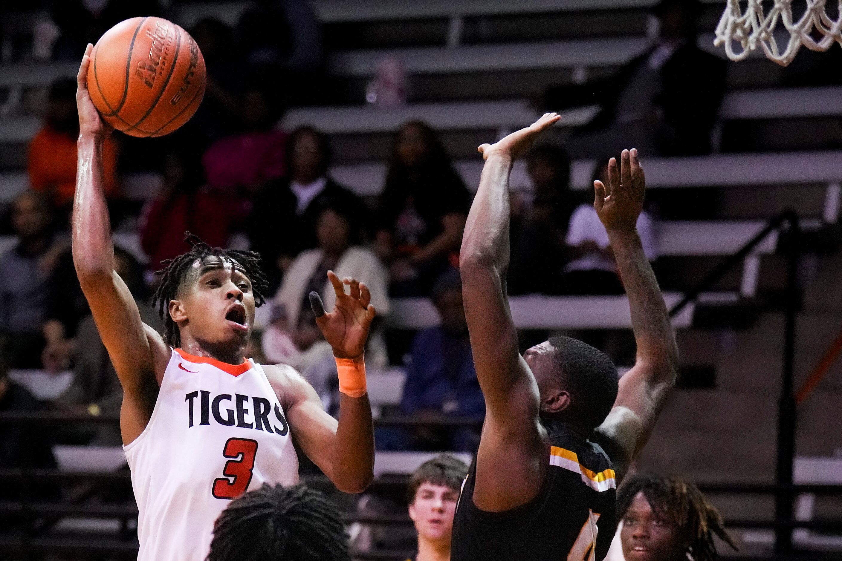 Lancaster's Joseph Mayberry III (3) shoots over Forney forward Ameare Owens (4) during a...