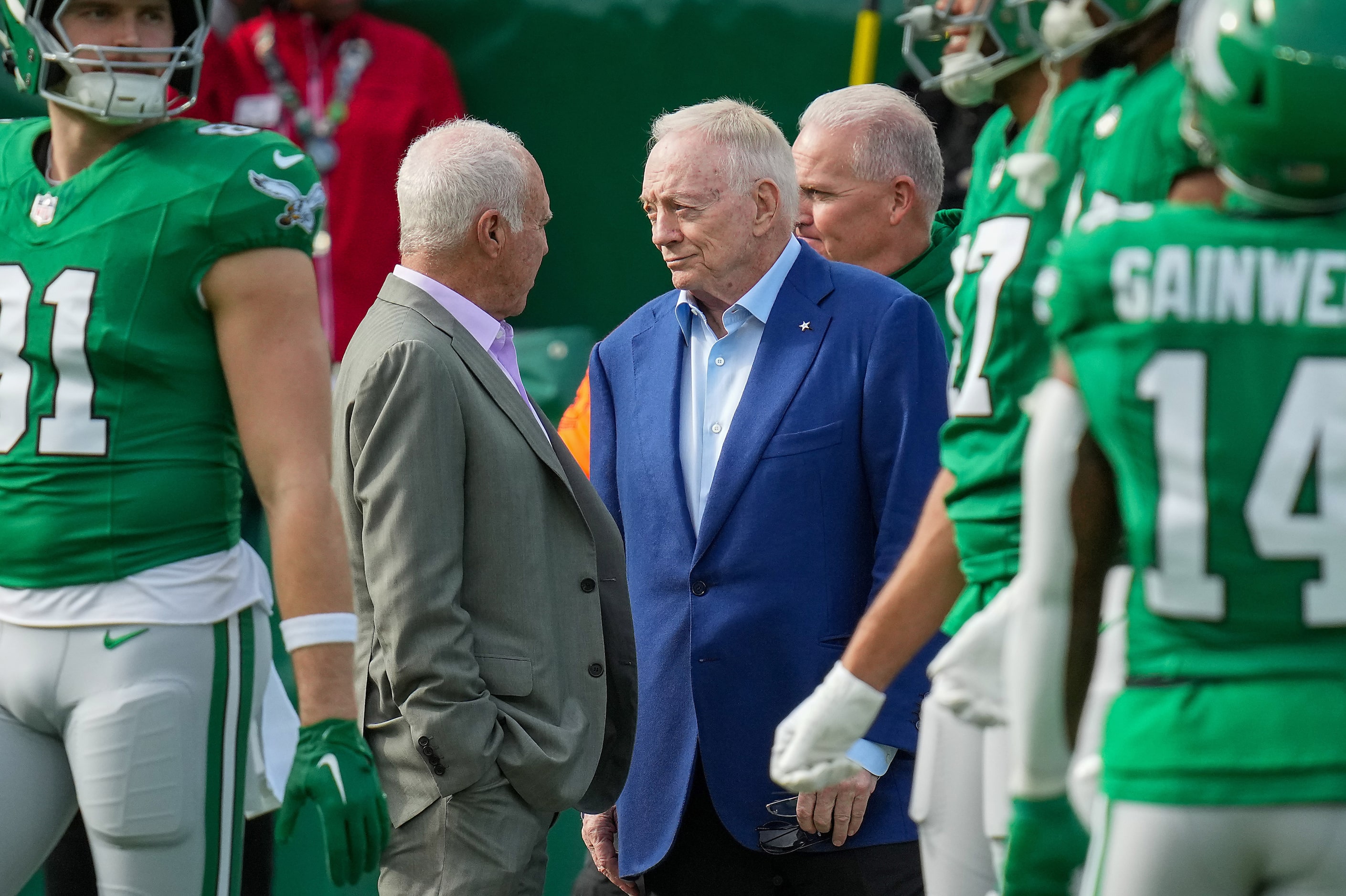 Dallas Cowboys owner and general manager Jerry Jones talks with Philadelphia Eagles owner...