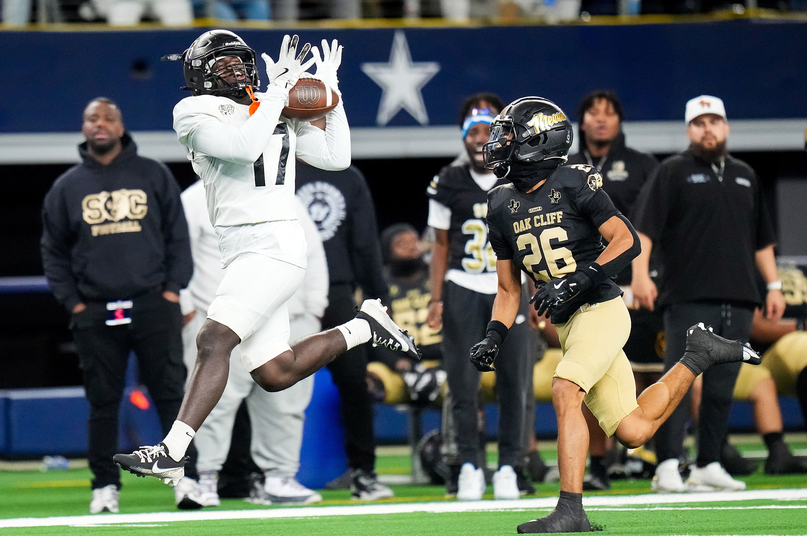 Richmond Randle wide receiver Cedrick McClintock (17) can’t make a catch as South Oak Cliff...