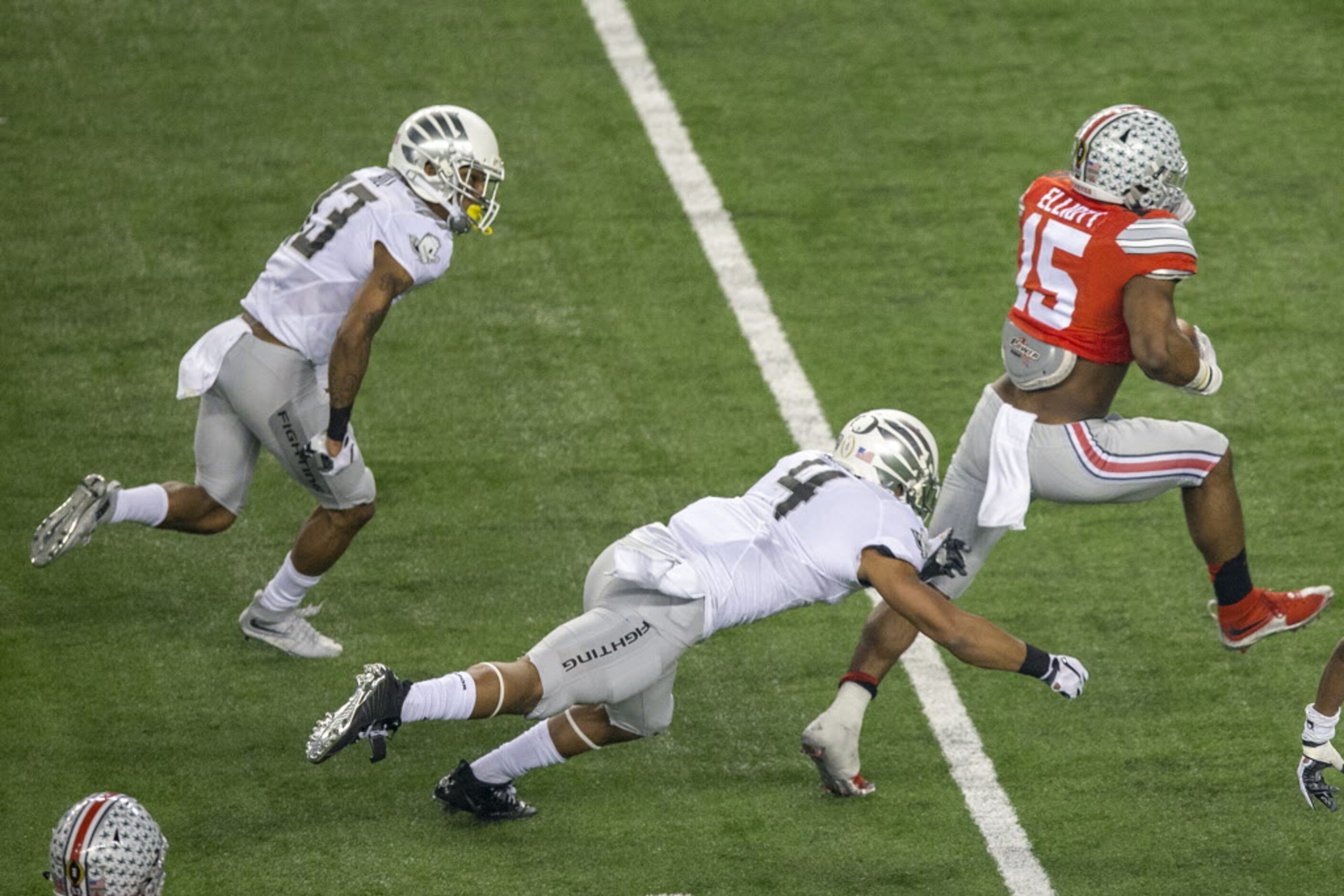 Ohio State Buckeyes running back Ezekiel Elliott (15) gets past Oregon Ducks defensive back...