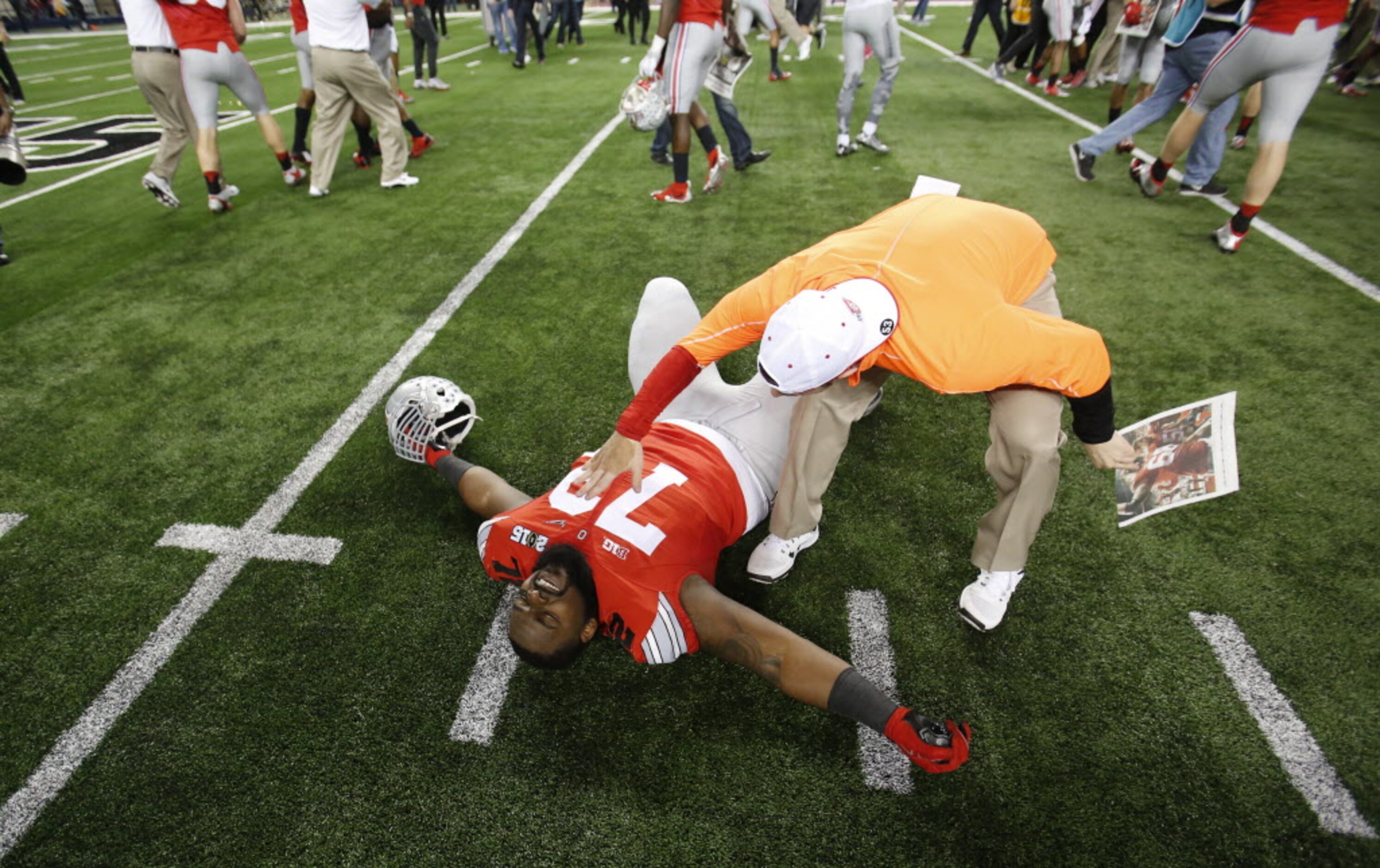 Ohio State Buckeyes defensive lineman Chris Carter (72) celebrates their victory over the...