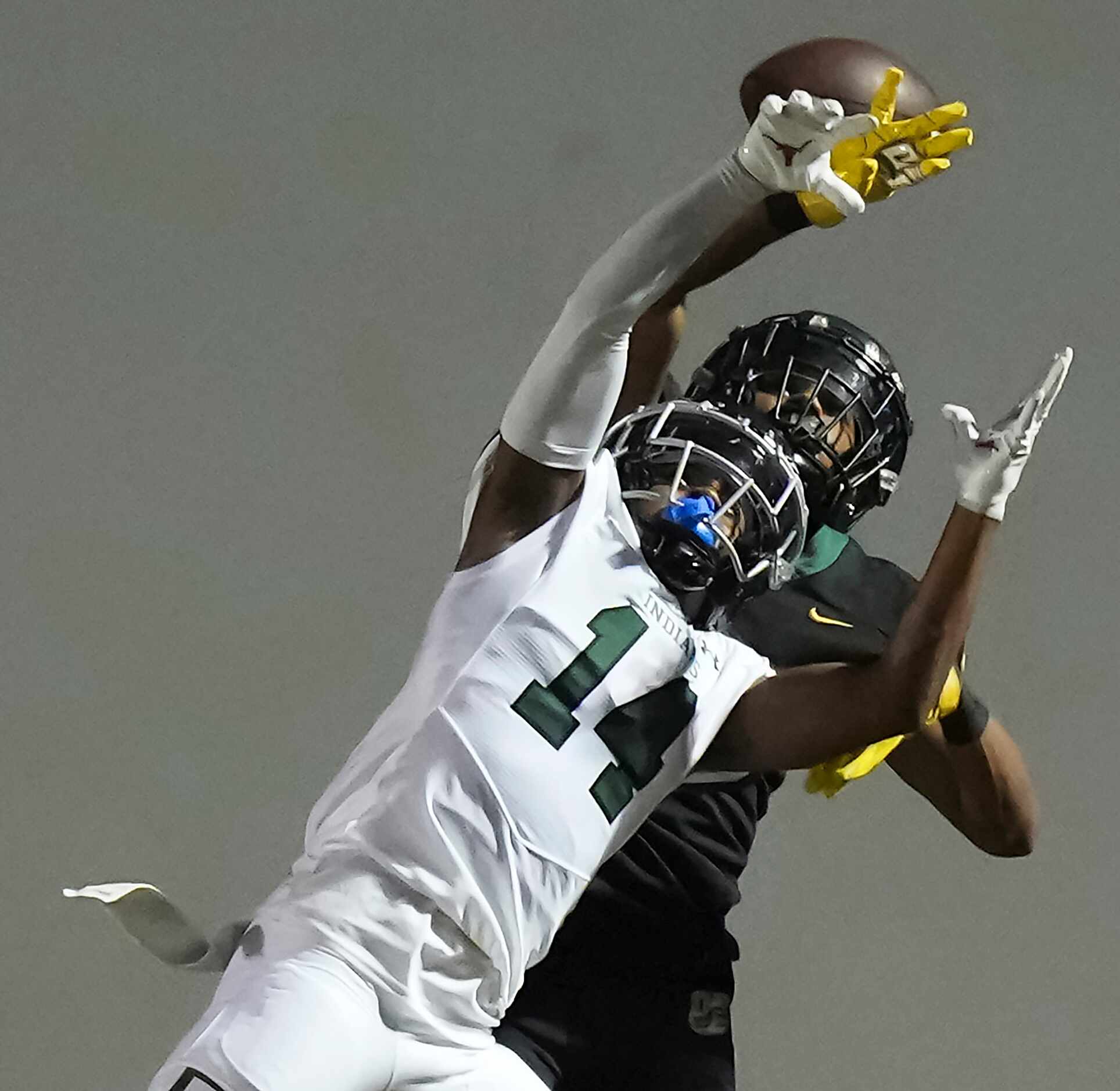 DeSoto Jamarion Ravenell (7) breaks up a pass intended for Waxahachie wide receiver Trenton...