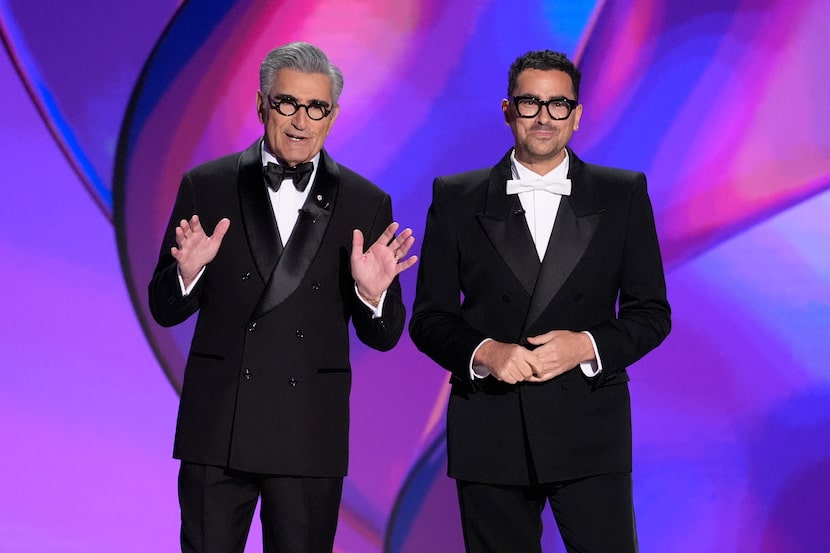 Los anfitriones Eugene Levy, izquierda, y Dan Levy hablan durante la 76a entrega de los...