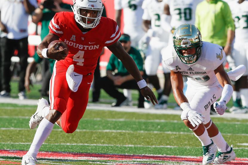 HOUSTON, TX - OCTOBER 27:  D'Eriq King #4 of the Houston Cougars spins around Bentlee...