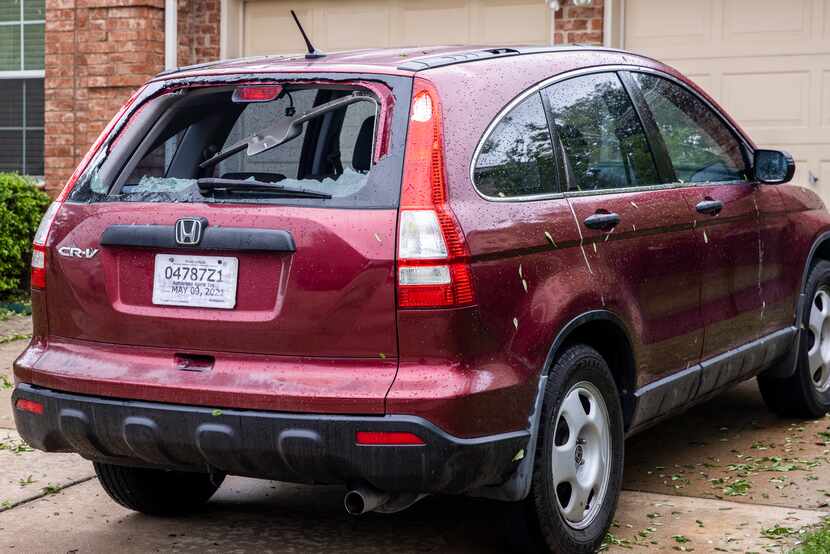 Este vehículo sufrió varias ventanas rotas tras la caída de granizo en Keller, en donde cayó...