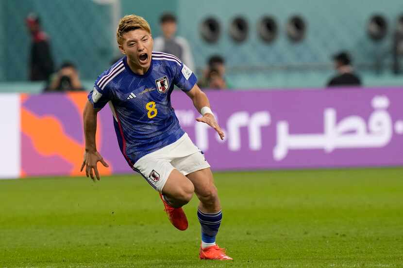 Ritsu Doan, de Japón, celebra tras anotar el primer gol de su equipo durante el partido del...