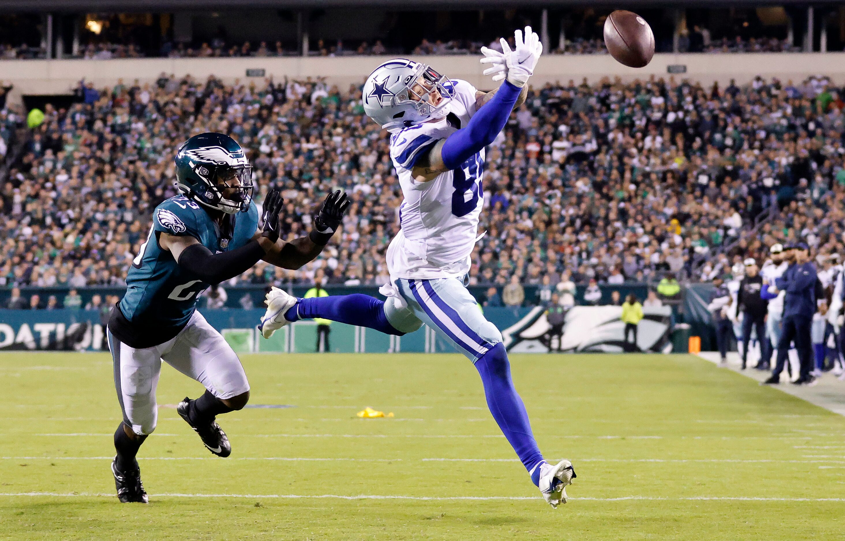 3Dallas Cowboys tight end Peyton Hendershot (89) reaches for an overthrown ball against...