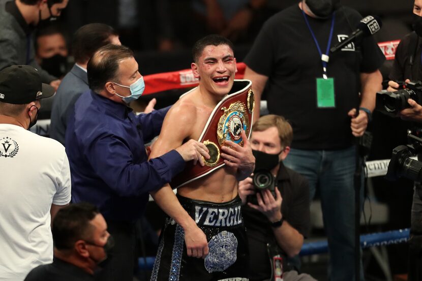 Vergil Ortiz Jr. celebra su triunfo sobre Maurice Hooker en el Dickies Arena de Fort Worth...