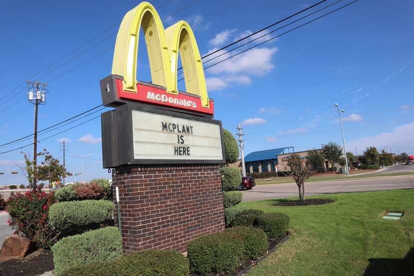 El McDonald's en N. Belt Line Road en Irving anuncia la llegada del McPlant en su...