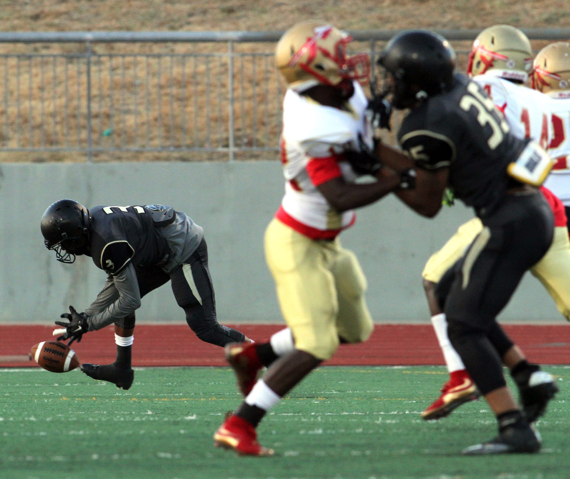 South Oak Cliff special teams member Lamont Clarkson (3) reaches to field the opening...