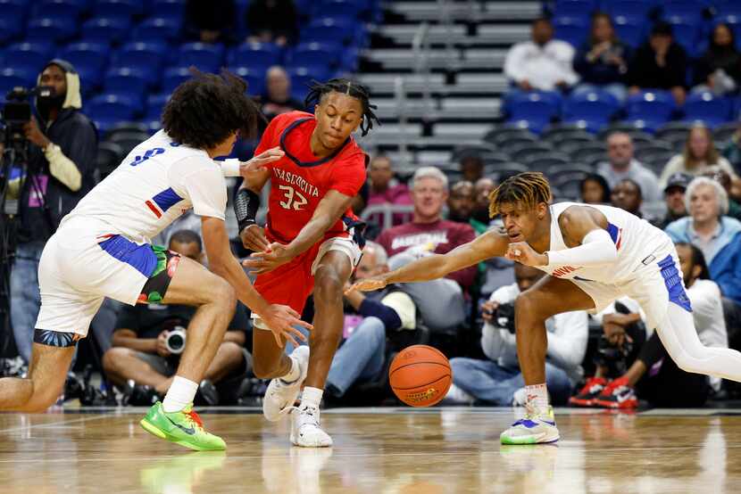 Duncanville guard Anthony Black (0), Humble Atascocita forward Kaleb Pouncy (32) and...