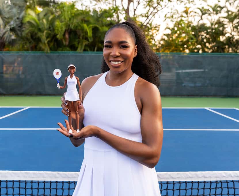 Foto provista por Mattel Inc. en la que la tenista Venus Williams muestra su muñeca de...