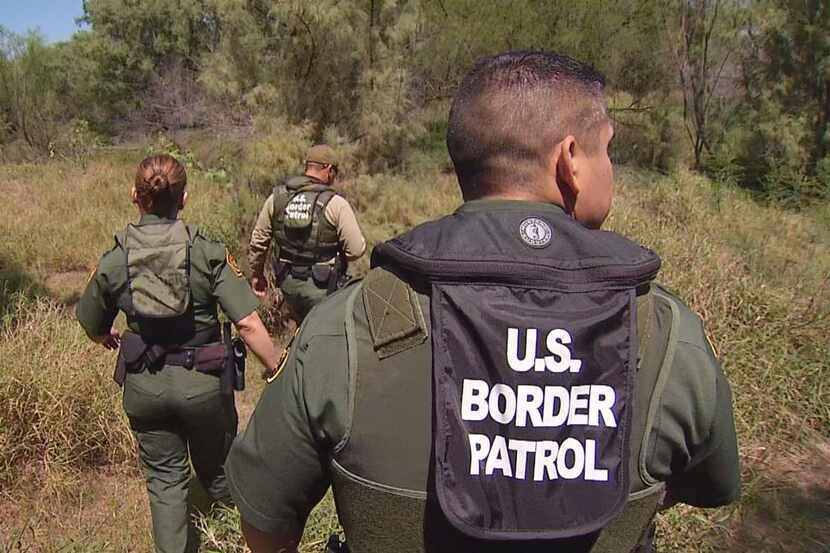 Agentes de la Patrulla Fronteriza recorren una zona cercana a la frontera con México....