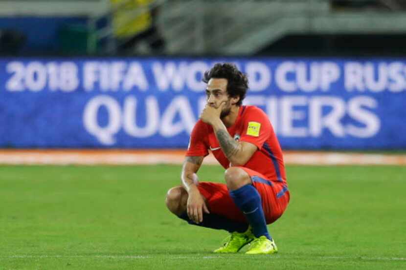 Jorge Valdivia se lamenta luego de que Chile quedó fuera del Mundial de Rusia. Foto AP  
