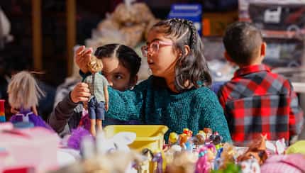 Valerie Gutiérrez (izquierda), de 5 años, y Victoria Gutiérrez, de 7, miran las muñecas a la...