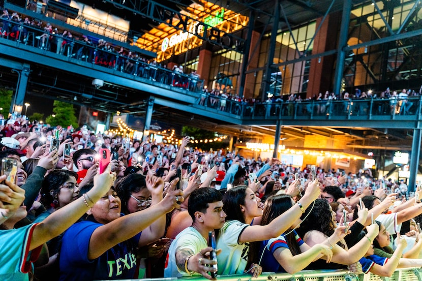 Fans de los Texas Rangers disfrutan de Viva Tejas en Texas Live, un evento gratuito del...