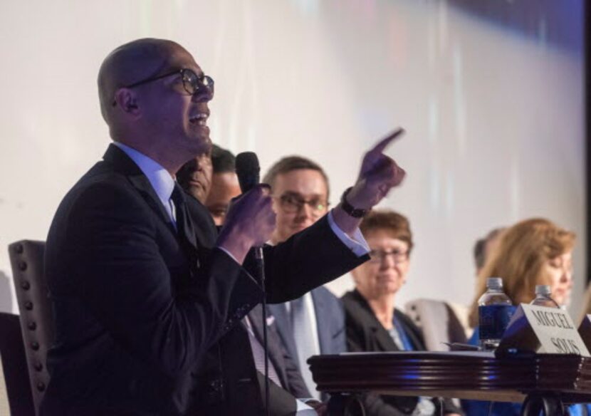 Miguel Solís interviene en el foro realizado en el Texas Theatre. REX CURRY/DMN