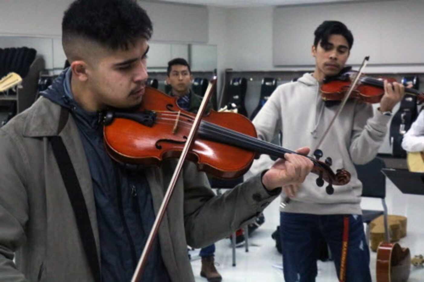 Alberto Fuerte y Benjamín Núñez Jr., ambos estudiantes del  último año de preparatoria tocan...