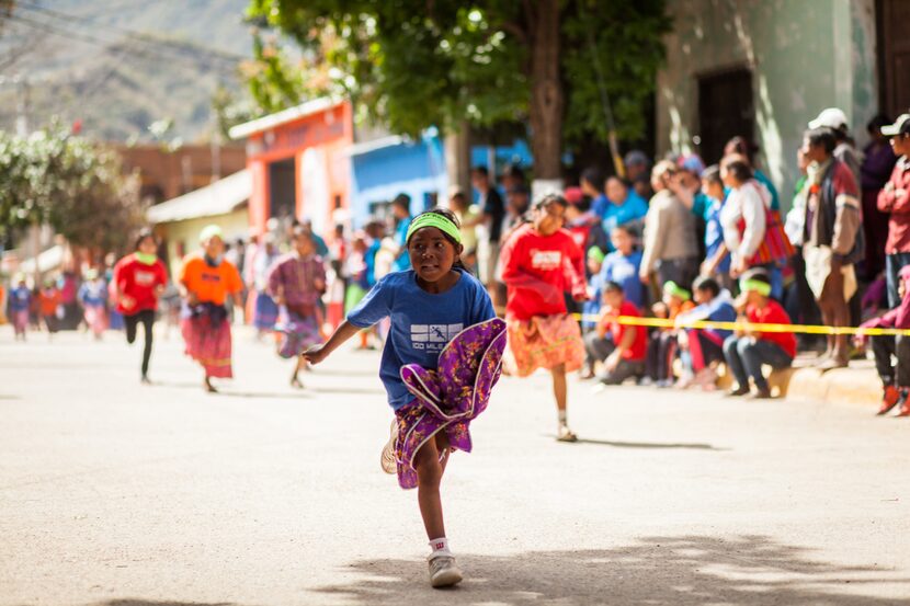 Una niña Tarahumara compite en una carrera en lo alto de la Sierra Madre, en Chihuahua, México.