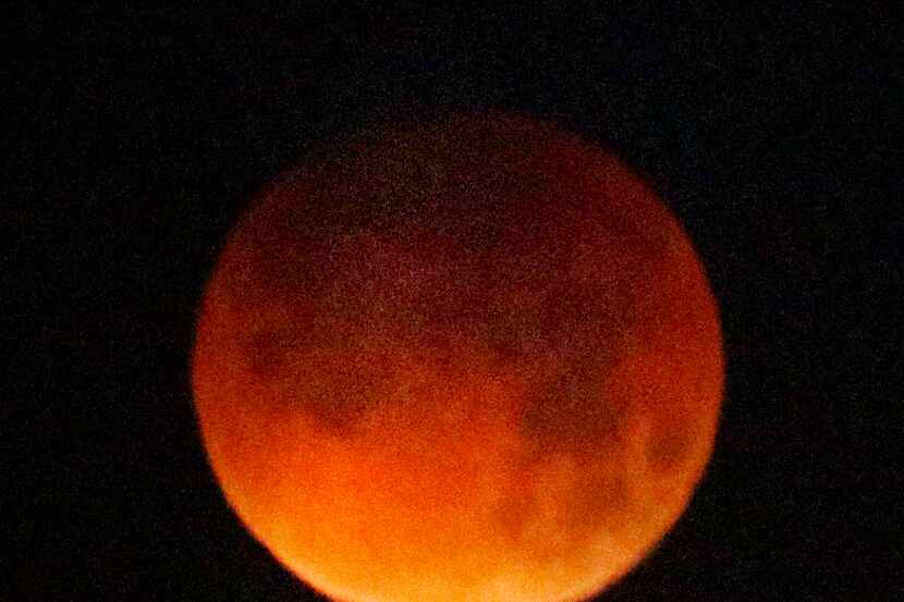 Una super luna roja se pudo apreciar la madrugada del miércoles gracias a un eclipse lunar....