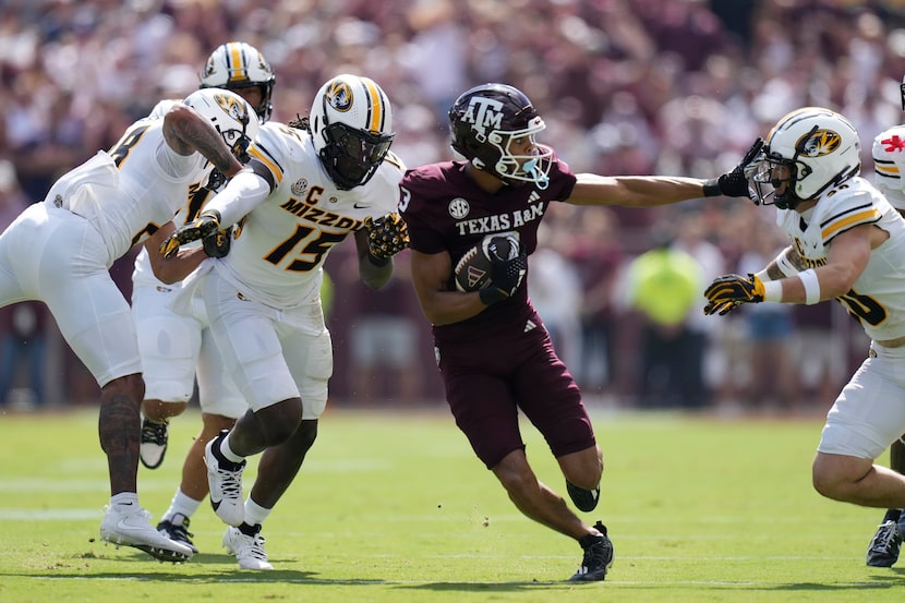 Texas A&M wide receiver Noah Thomas, center, runs between Missouri defensive end Johnny...