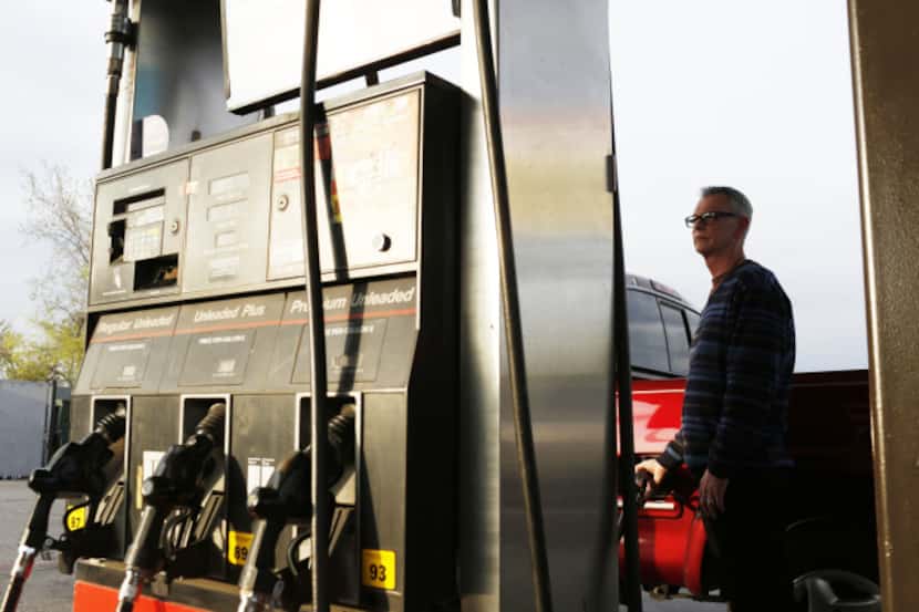 Carl Reddick pone gasolina en una estación de Race Trac en Mockingbird Lane en Dallas....