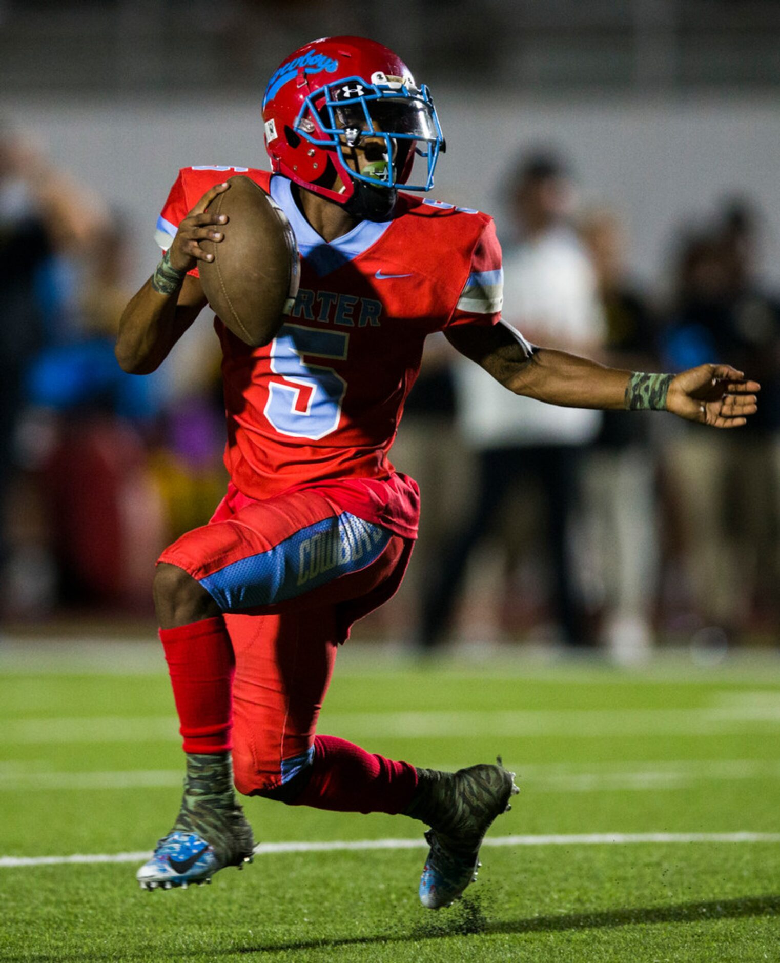 Carter wide receiver Tailon Garrett (5) scrambles after recovering his own fumble during an...