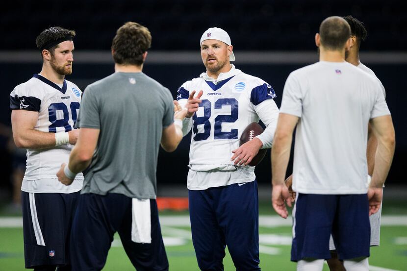 Dallas Cowboys tight end Jason Witten (82) talks with other tight ends during a Dallas...
