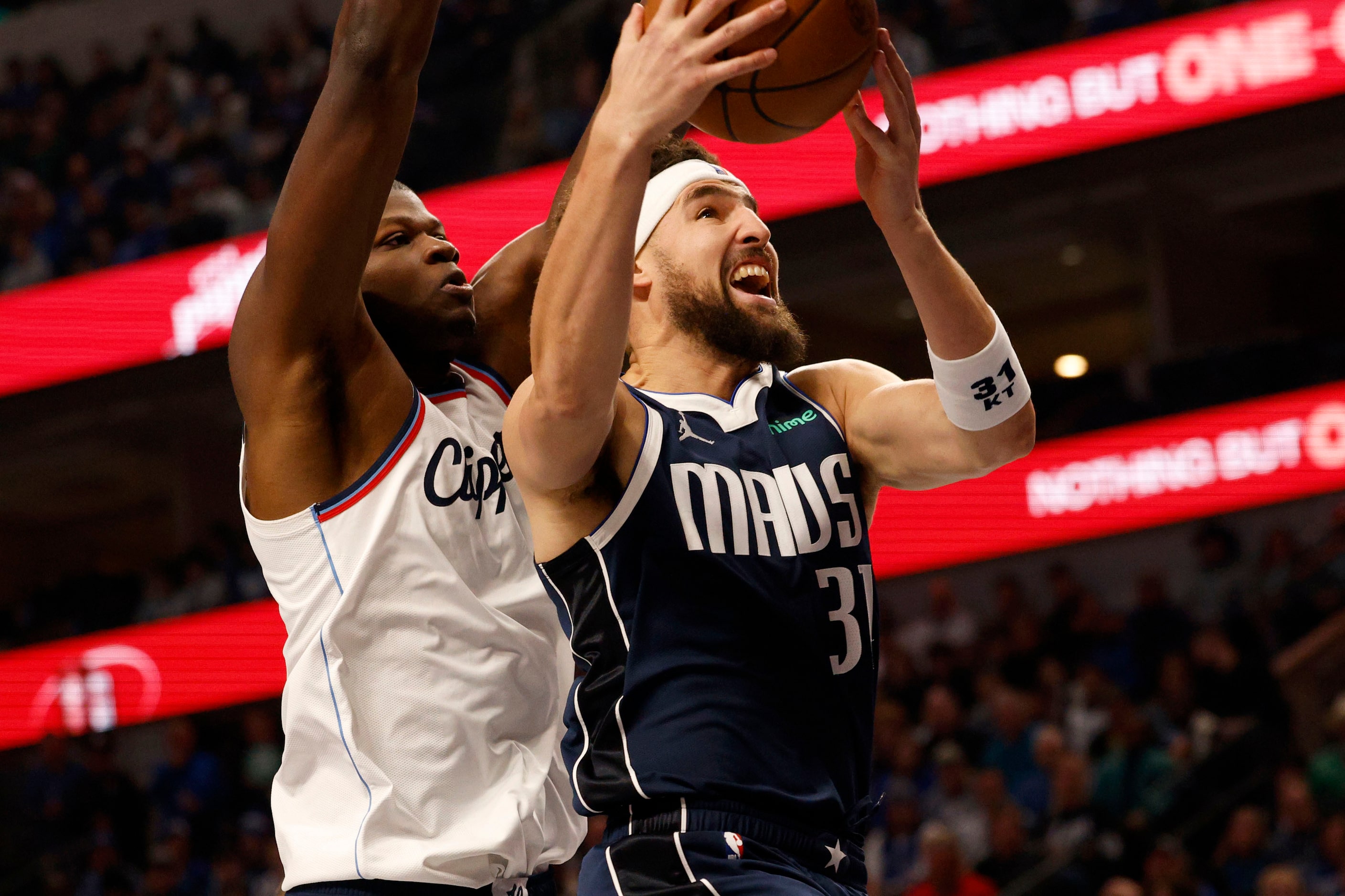 Dallas Mavericks guard Klay Thompson (31) attempts a jump shot against LA Clippers center Mo...