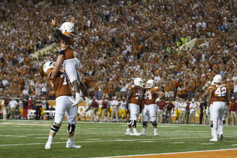 *** BESTPIX *** AUSTIN, TX - OCTOBER 15:  D'Onta Foreman #33 of the Texas Longhorns...