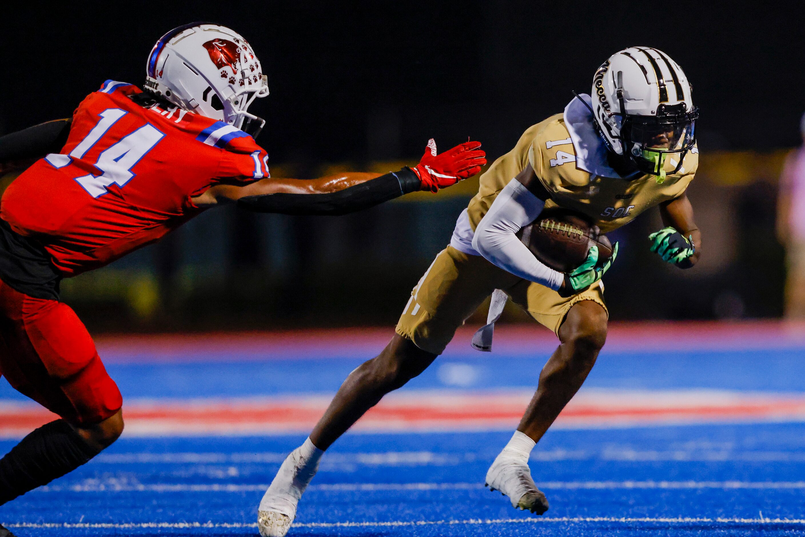 South Oak Cliff’s wide receiver Corinthean Coleman (14) runs from Parish Episcopal’s...