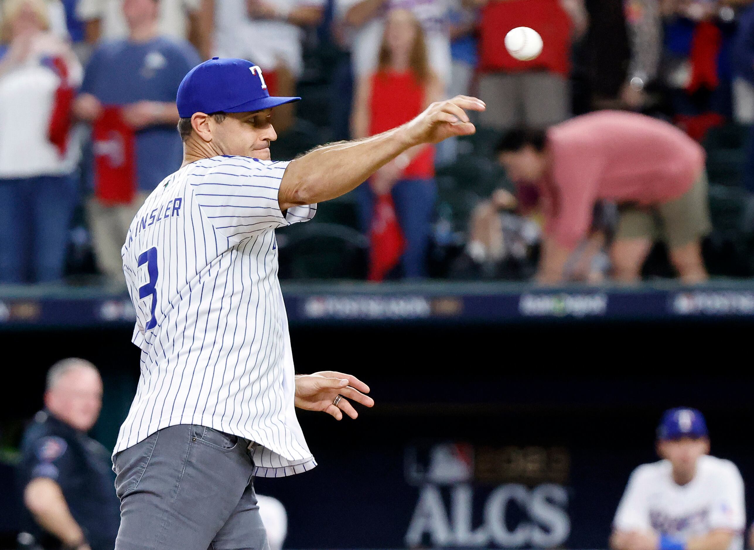 Ex-Rangers star Ian Kinsler wears Israel jersey for ALCS Game 3 first pitch