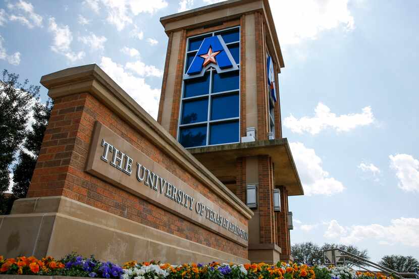 La Universidad de Texas en Arlington tiene a tres estudiantes bajo observación como medida...