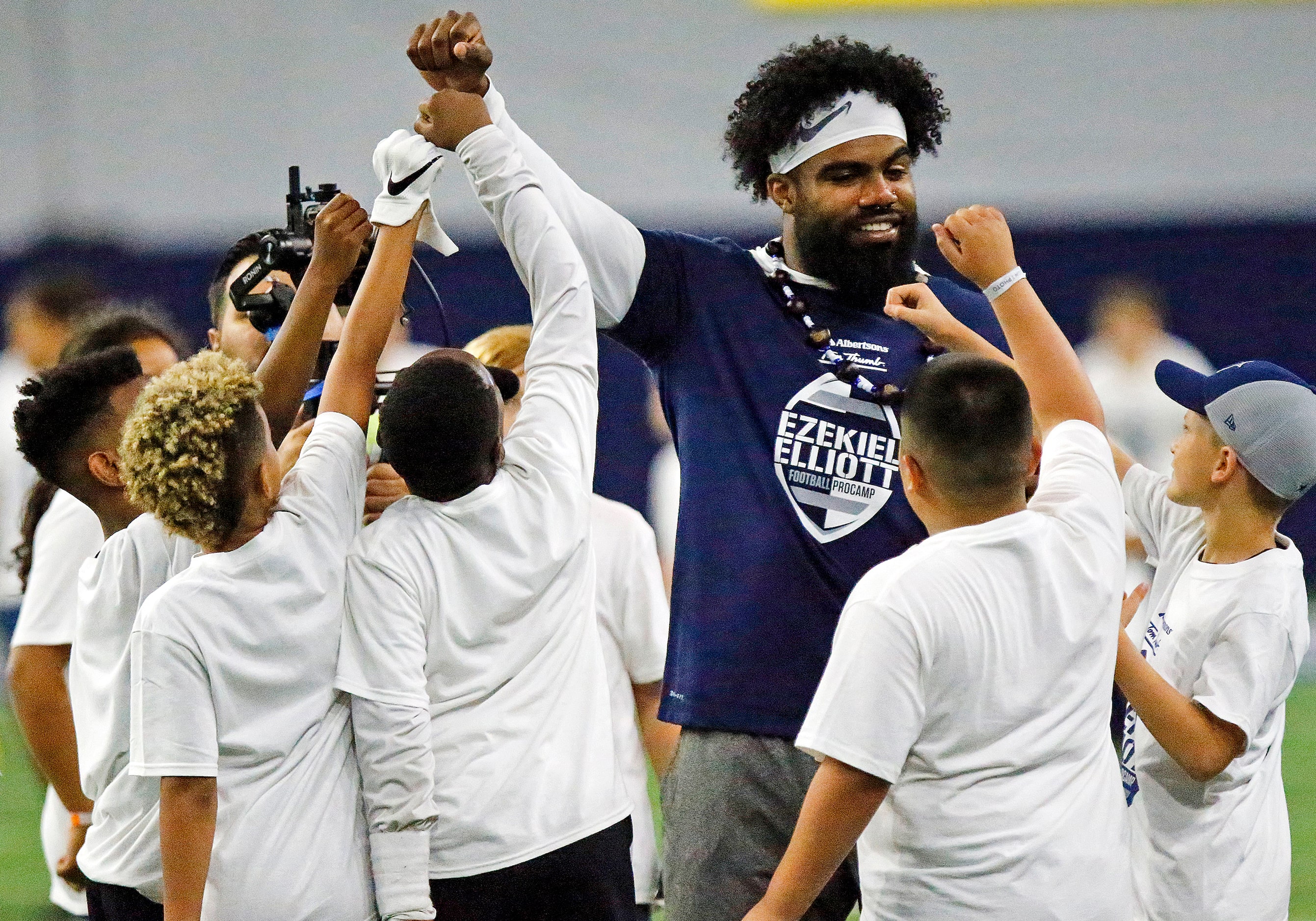 Ezekiel Elliott takes part in a drill at The Albertsons and Tom Thumb Ezekiel Elliott...