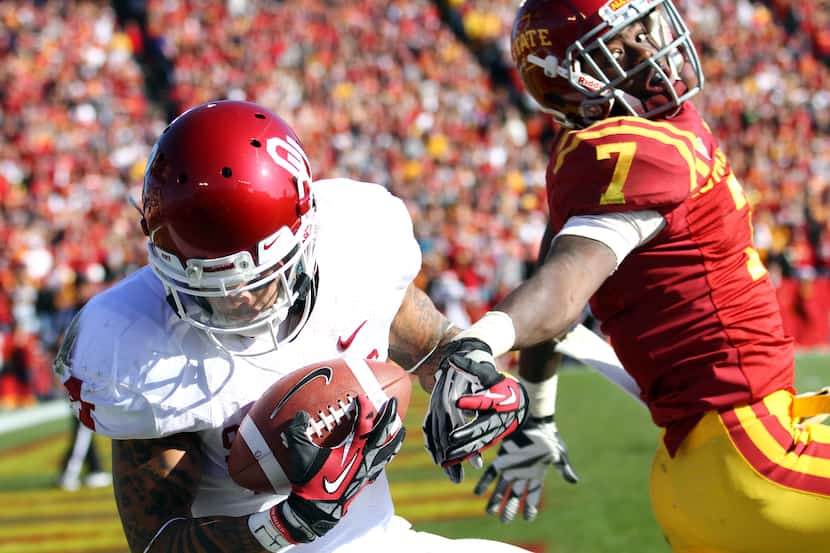 Oklahoma Sooners wide receiver Kenny Stills (4) completes a touchdown pass while guarded by...