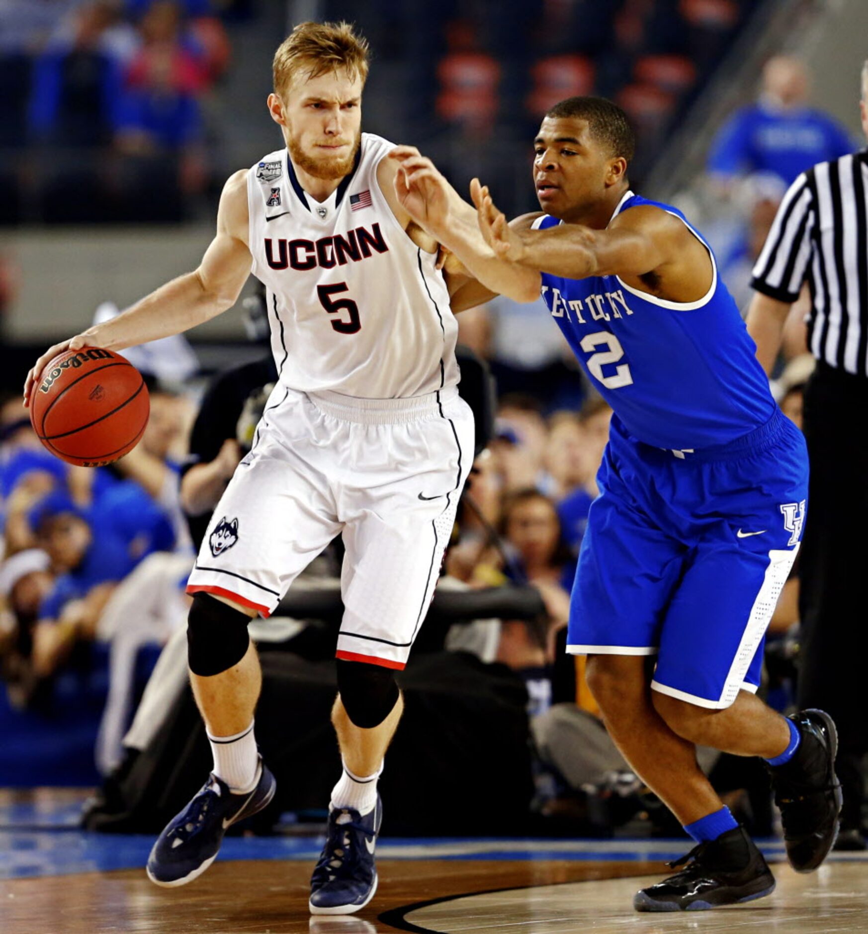 Kentucky Wildcats guard Aaron Harrison (2) defends Connecticut Huskies guard/forward Niels...